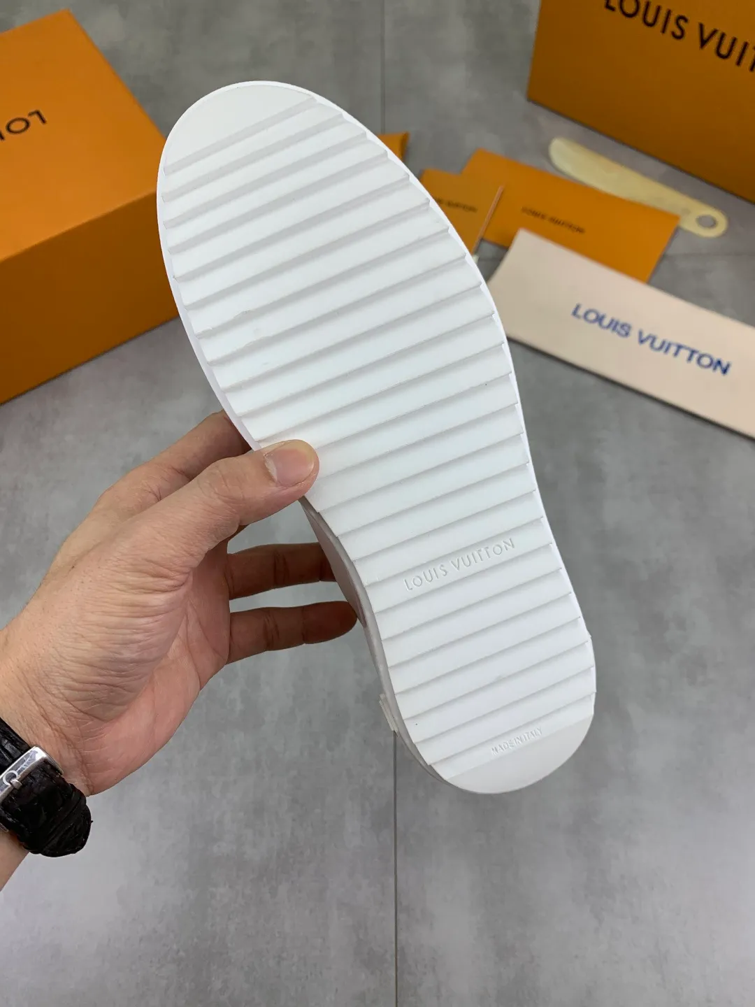 Men's men's shoes 💰P700 new style 💶 top version [LOUIS VUITTON] couple 🧑‍🤝‍🧑 craft style counter series (original order) new style 🍀LV Louis Vuitton - top version LV classic high-top trendy shoes! Made of imported original craft calfskin, original breathable lining, and original wear-resistant, lightweight, high-end TPU outsole! High quality products! 3️⃣ colors are available, size: female 35-39, male 39-44 (female 40, male 45 customized)